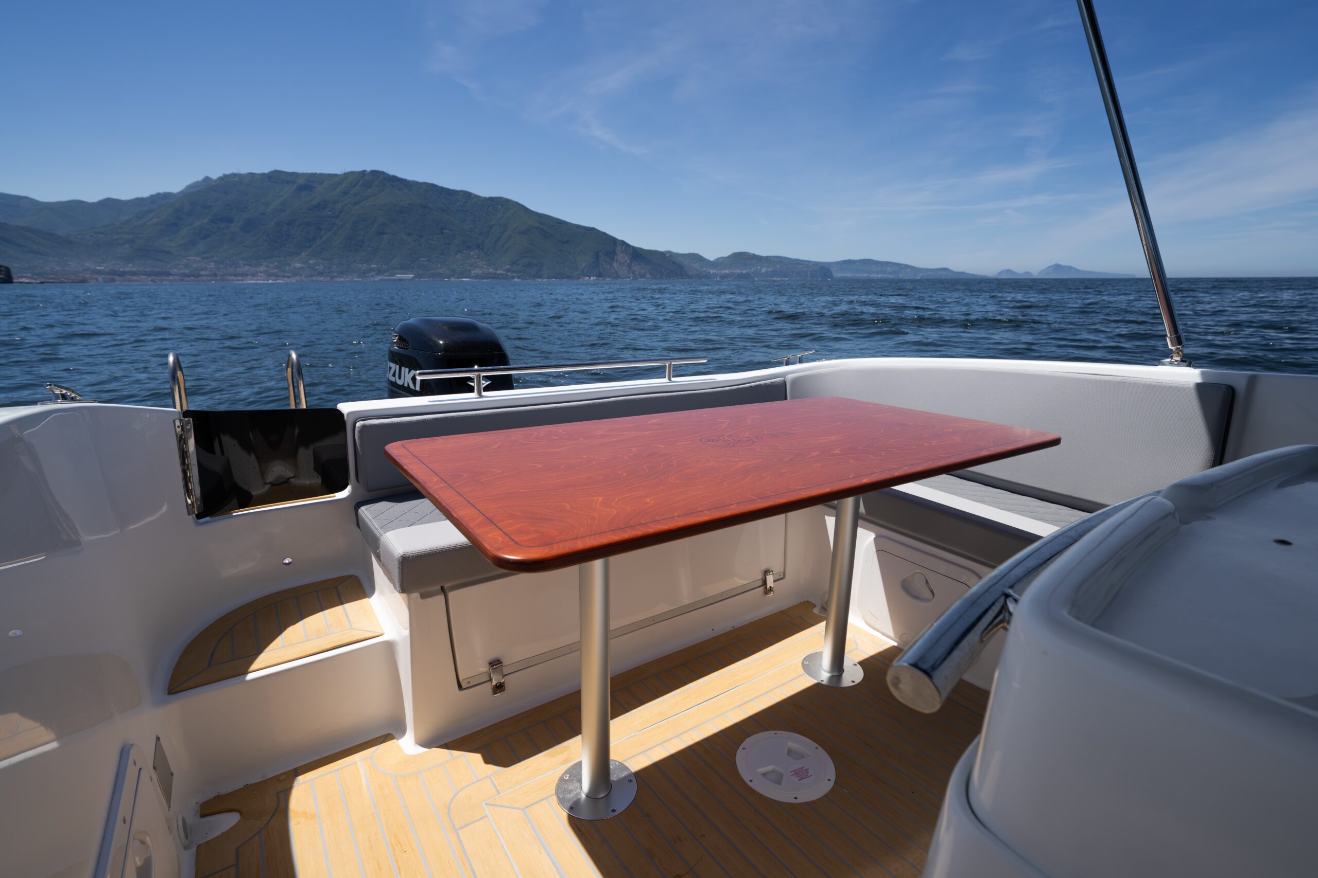 750 walkaround cabin Saver tavolo